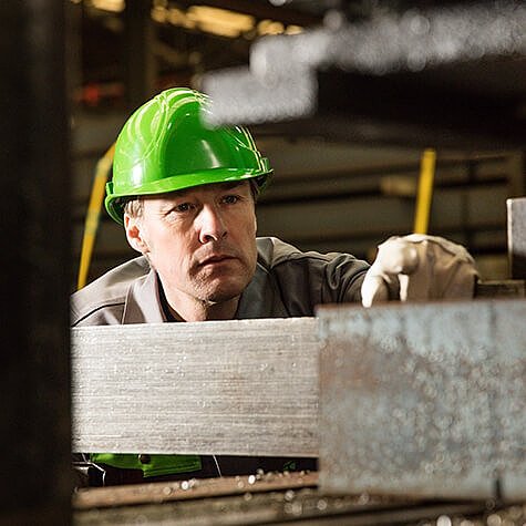 Spaeter Mitarbeiter bei der Arbeit Spaeter Mitarbeiter bei der Arbeit an Maschine